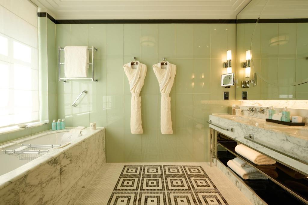One-Bedroom Mayfair Suite - Image 3