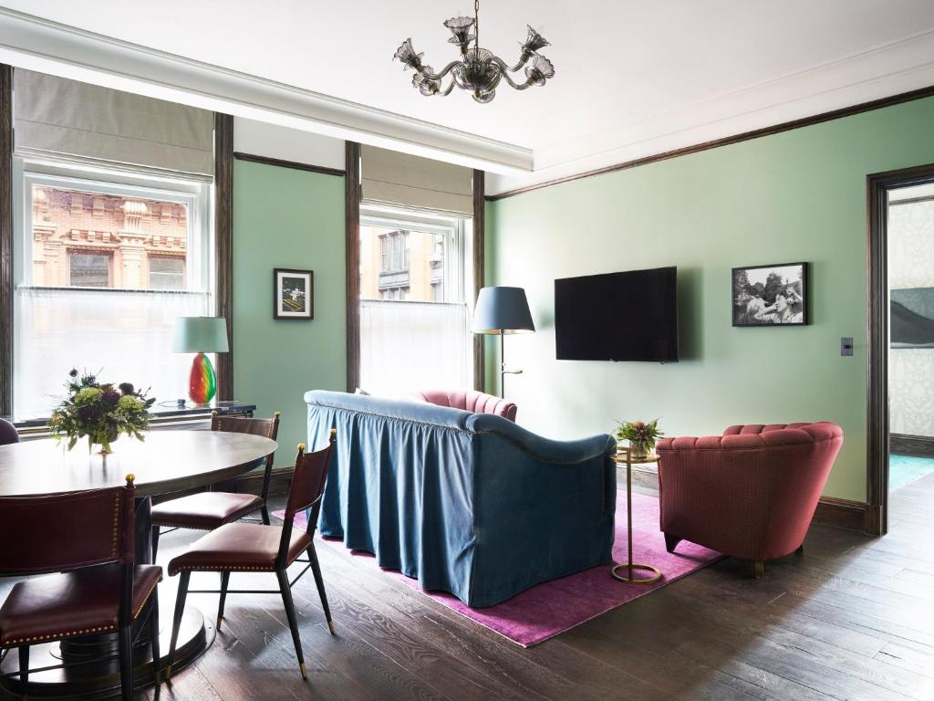 Deluxe Corner Suite - Image 5
