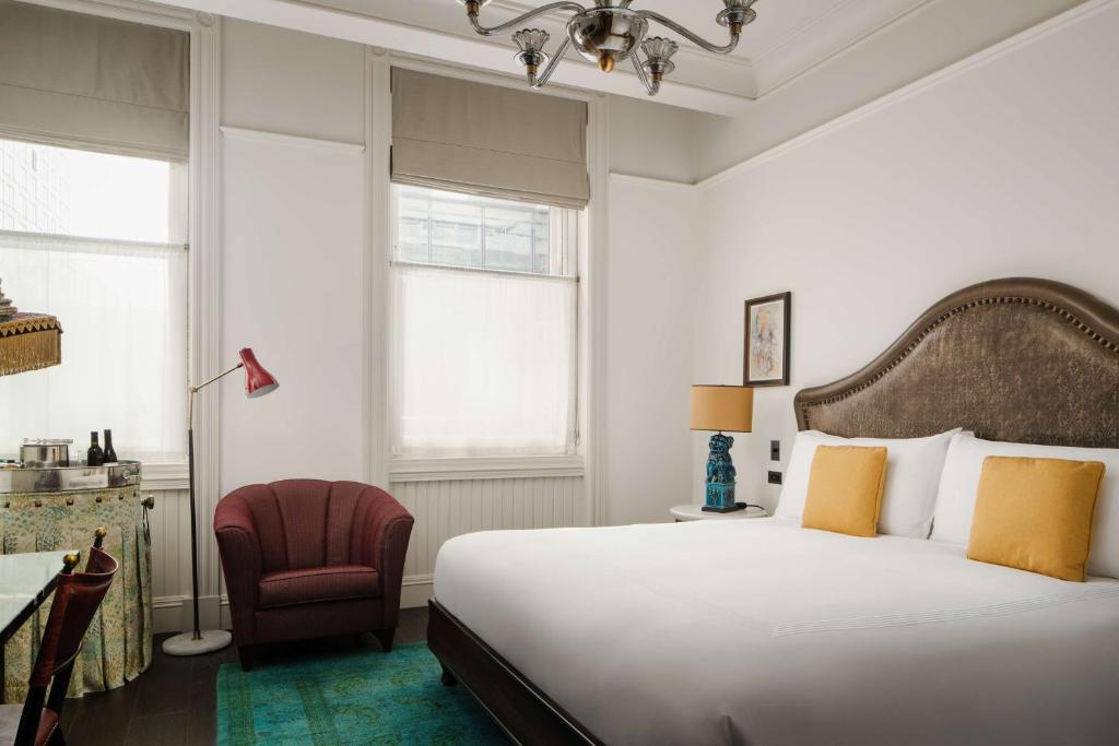 Deluxe King Room - Image 4