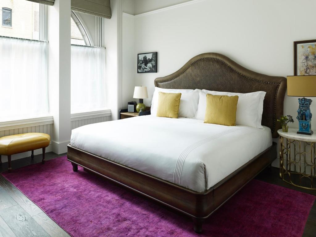 Deluxe King Room - Image 7