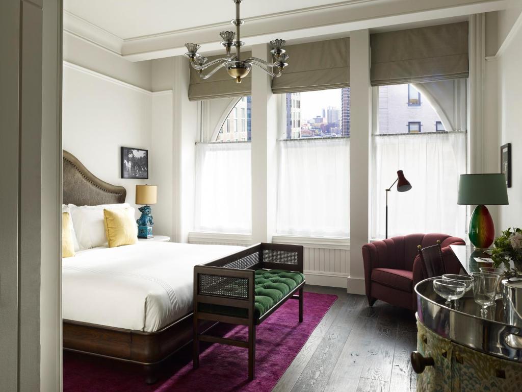 Deluxe King Room - Image 8