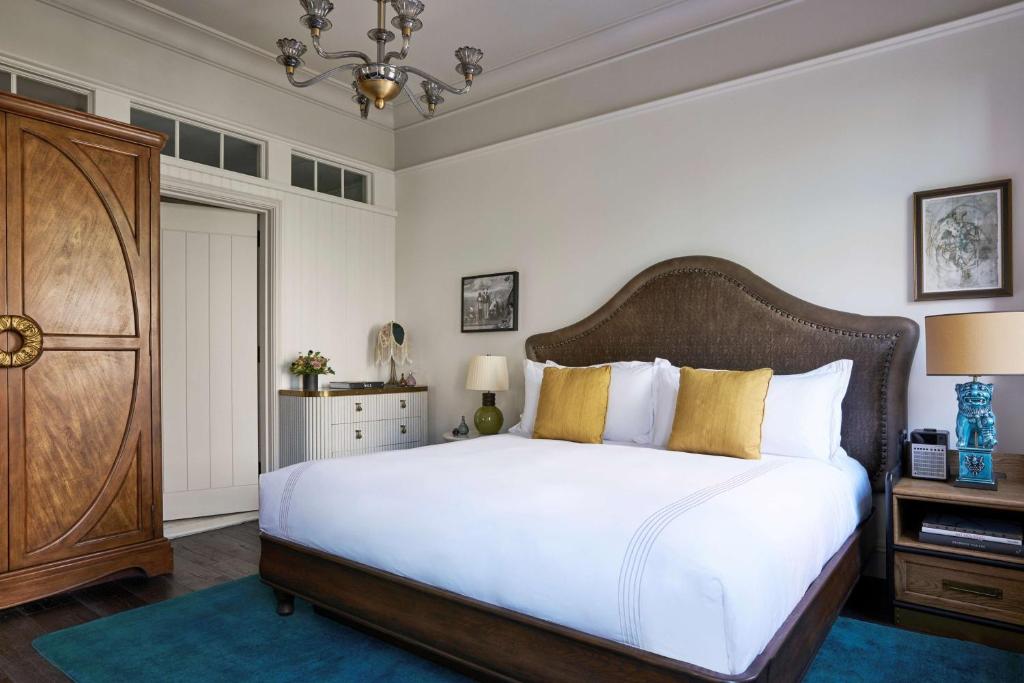 One-Bedroom Corner Suite - Image 2