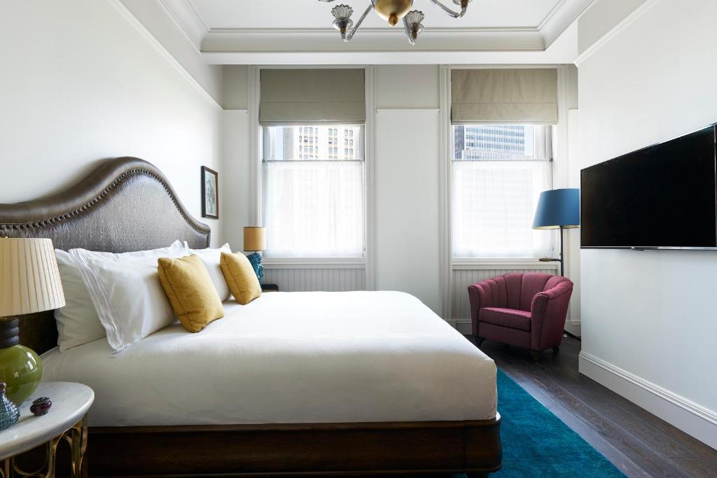 One-Bedroom Corner Suite - Image 10