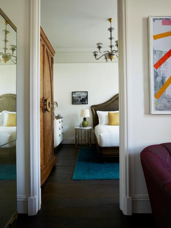 One-Bedroom Corner Suite - Image 11