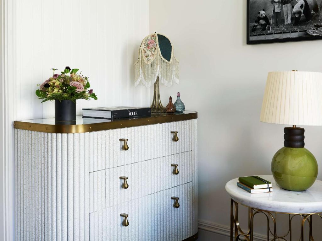 One-Bedroom Corner Suite - Image 3