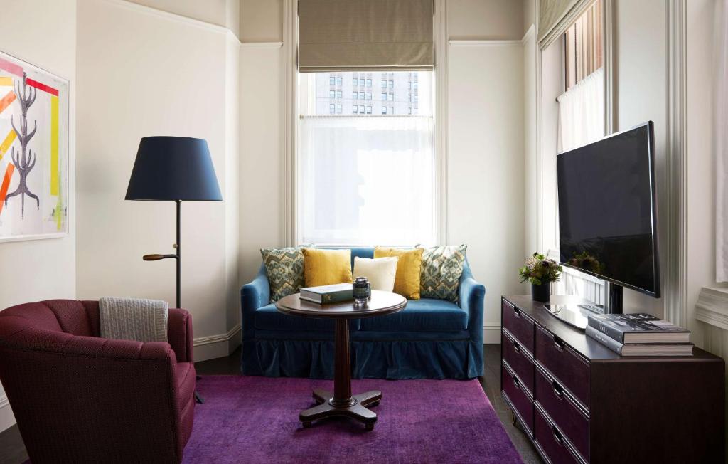 One-Bedroom Corner Suite - Image 4
