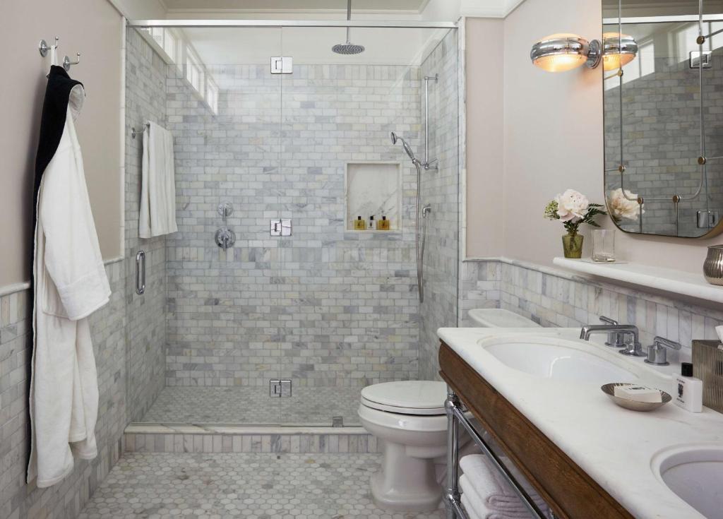 One-Bedroom Corner Suite - Image 5