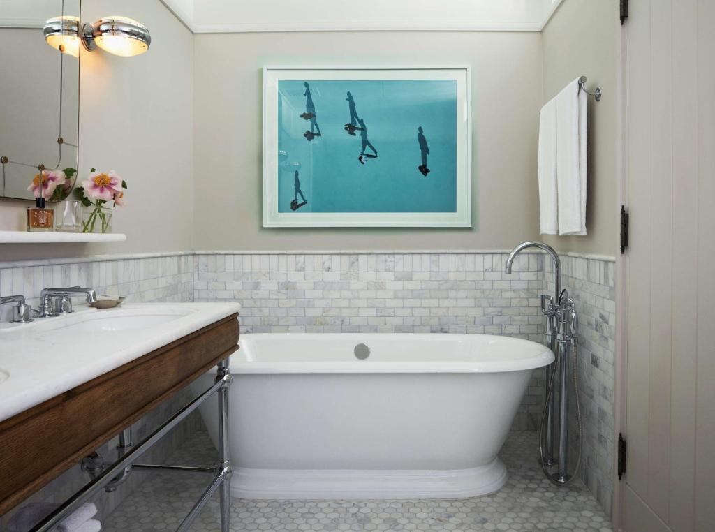 One-Bedroom Corner Suite - Image 6