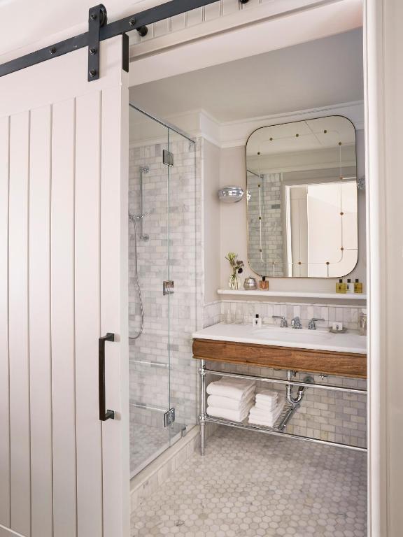 Premium King Room with Accessible Tub - Image 2
