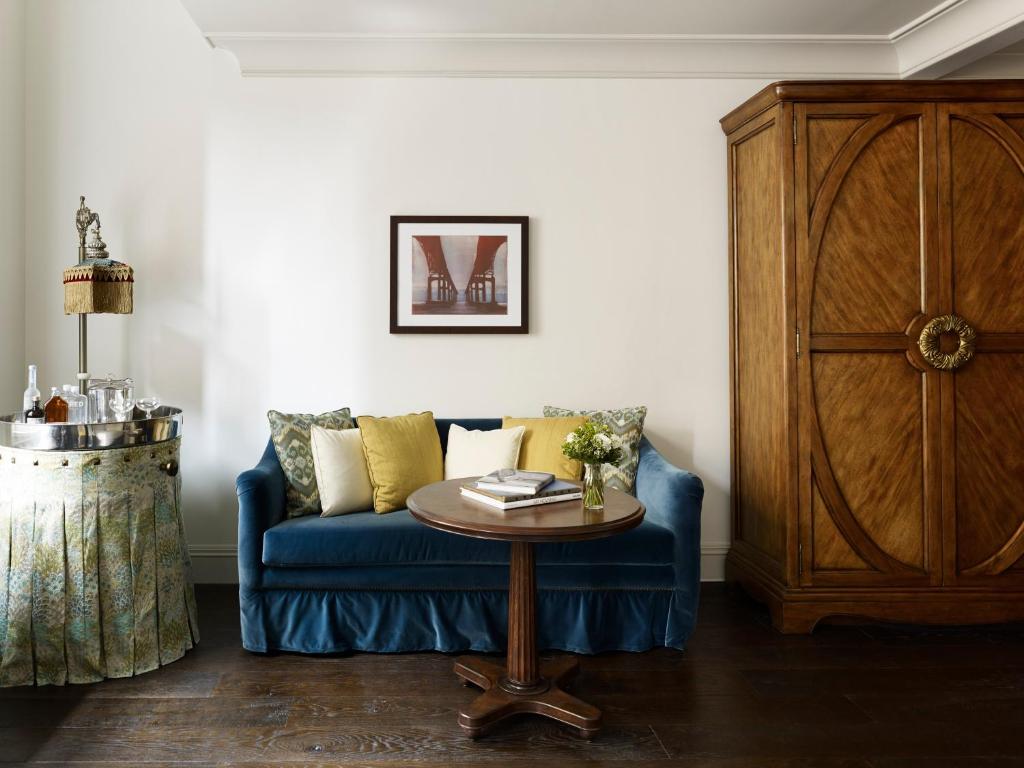 Premium King Room with Accessible Tub - Image 4