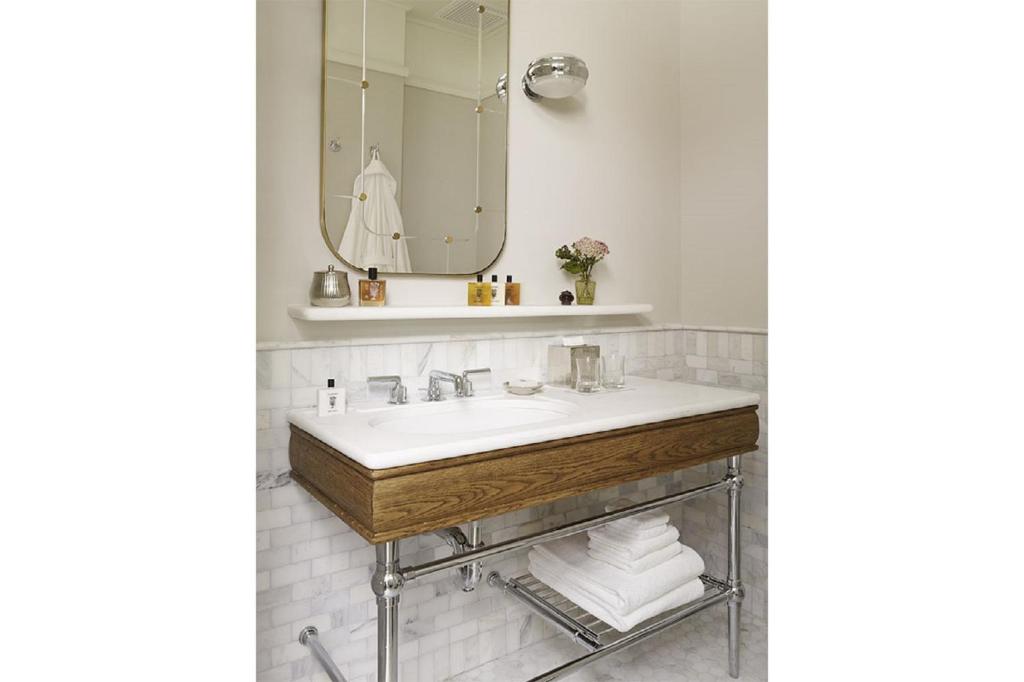 Queen Room with Bathtub - Mobility Accessible - Image 12