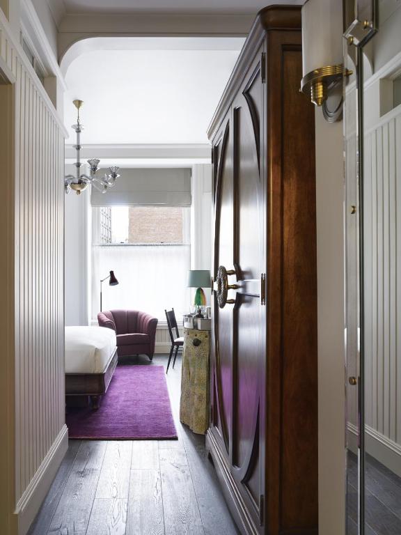 Queen Room with Bathtub - Mobility Accessible - Image 2