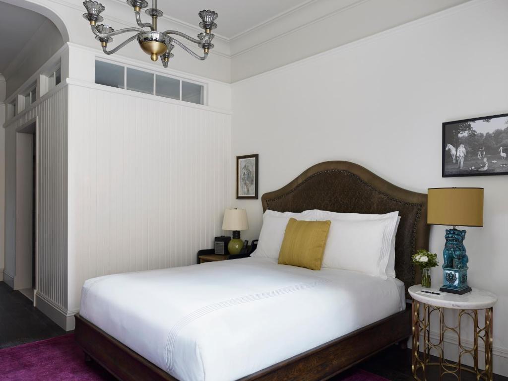 Queen Room with Bathtub - Mobility Accessible - Image 6