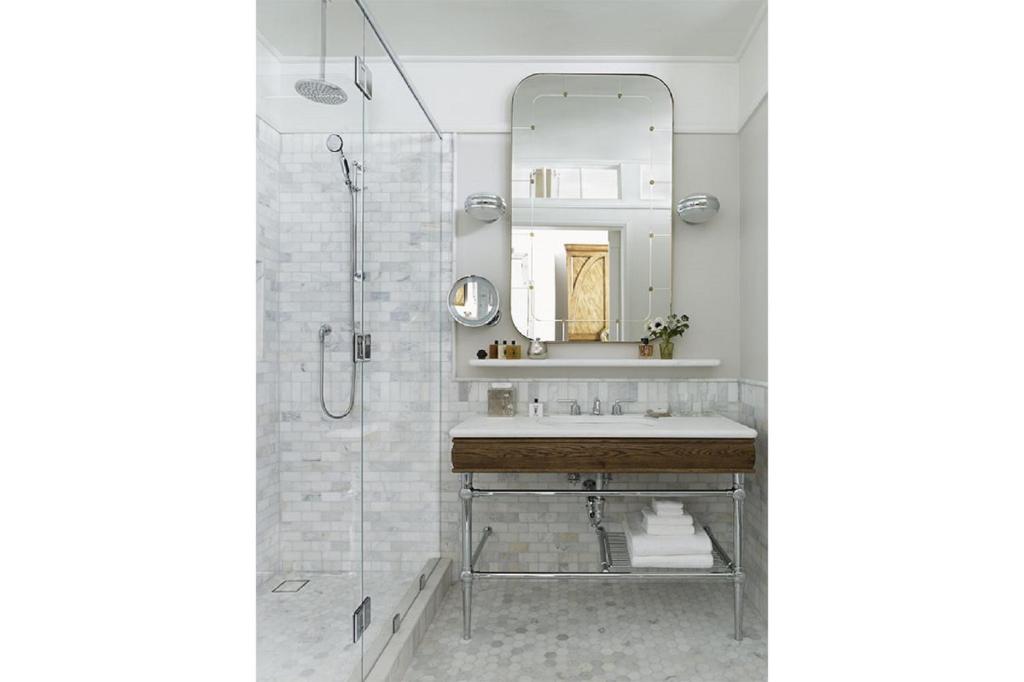 Queen Room with Bathtub - Mobility Accessible - Image 7