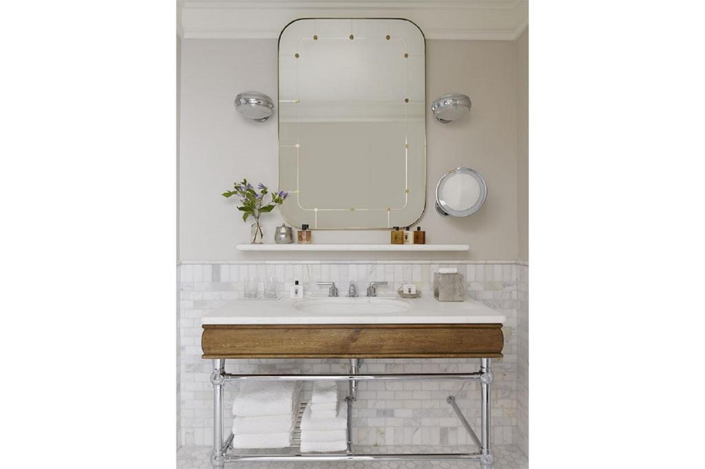 Queen Room with Bathtub - Mobility Accessible - Image 8