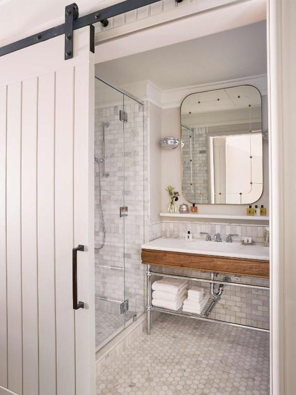 Queen Room with Two Queen Beds and Accessible Tub - Image 3