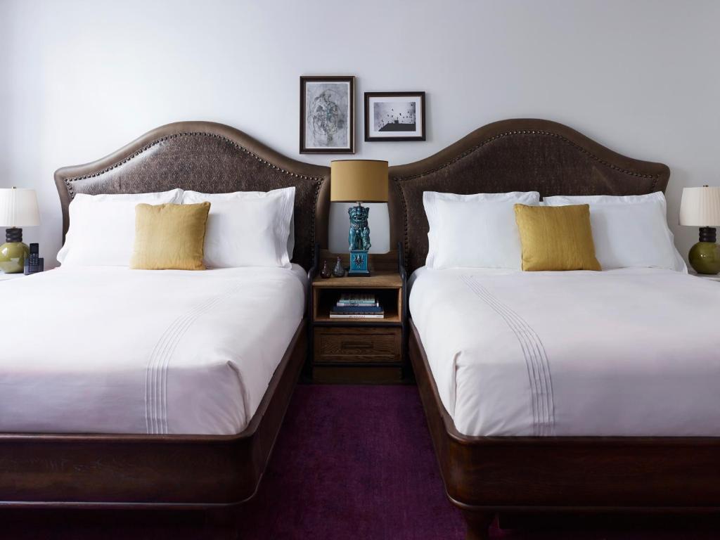 Queen Room with Two Queen Beds - Image 4