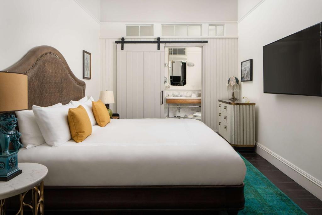 Studio Suite with Accessible Shower - Image 3