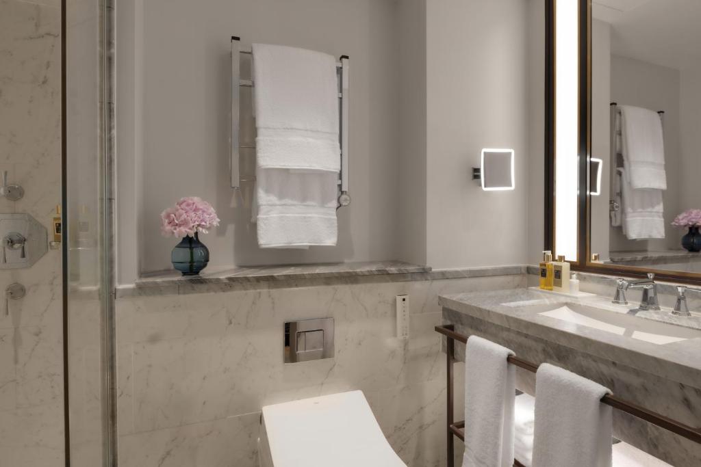 Deluxe King Room with Square View - Image 1