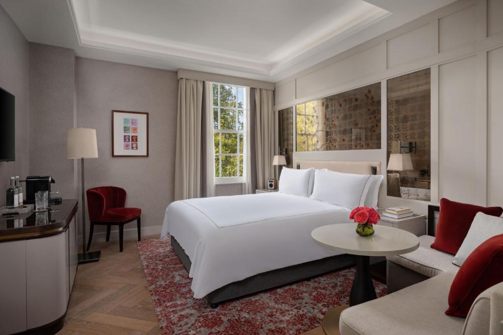 Deluxe King Room with Square View - Image 2