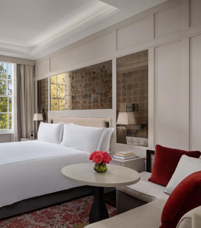 Deluxe King Room with Square View - Image 3