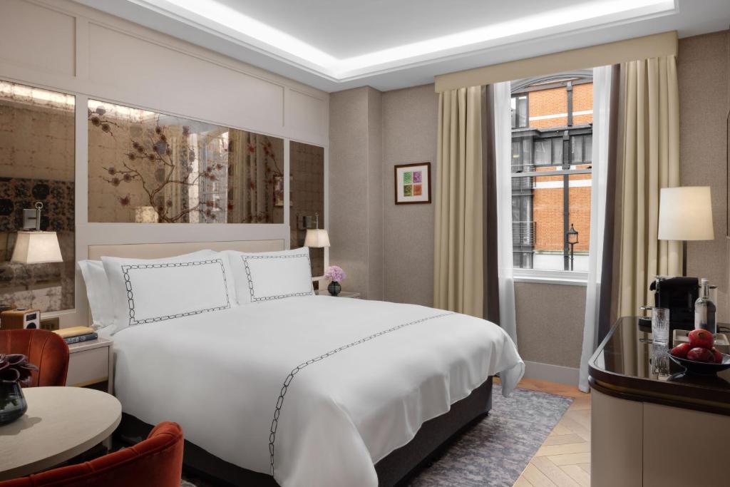 Deluxe King Room - Image 1