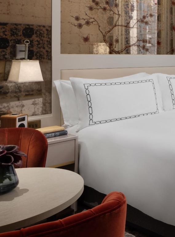 Deluxe King Room - Image 4