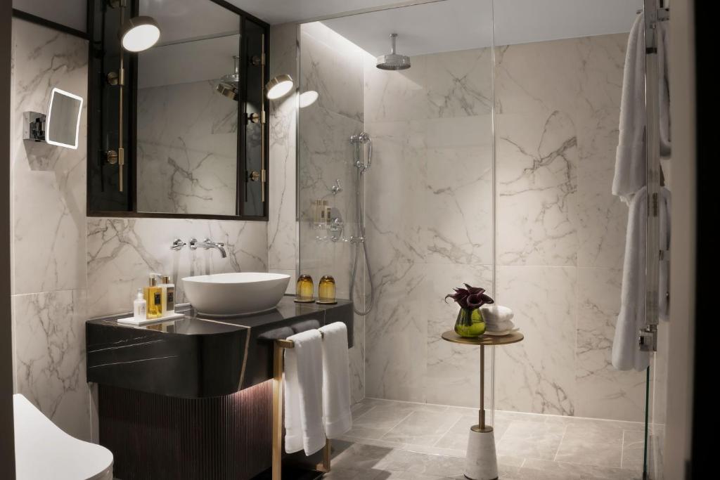 Grand Deluxe King Room with Square View - Image 2