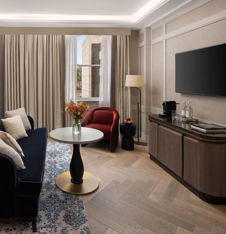 Grand Deluxe King Room - Image 3