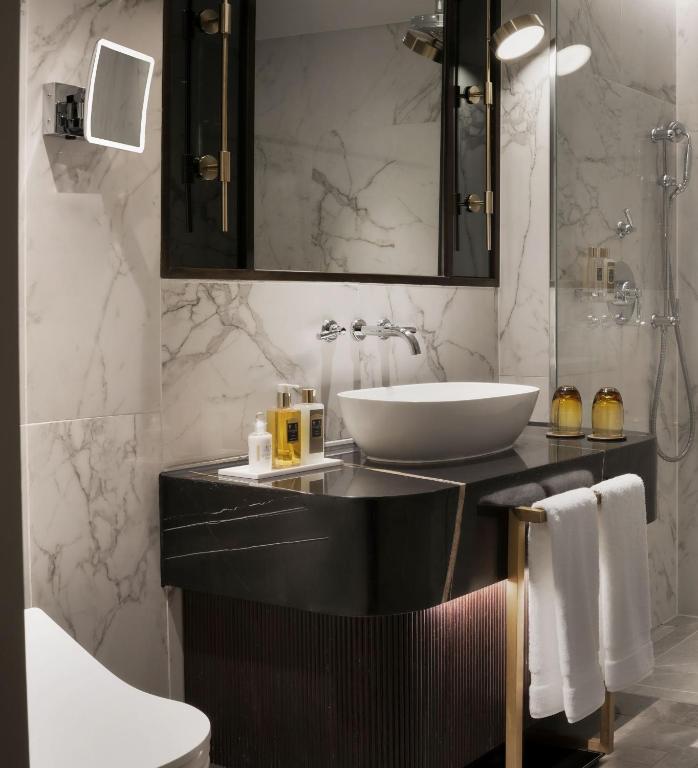 Grand Deluxe King Room - Image 4