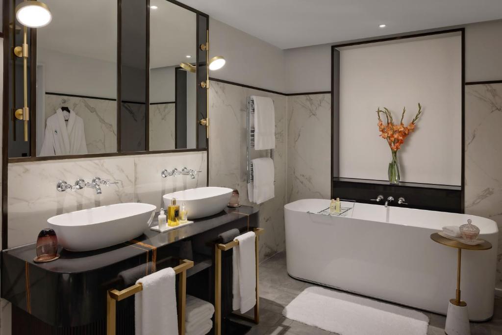 One-Bedroom Suite - Image 3