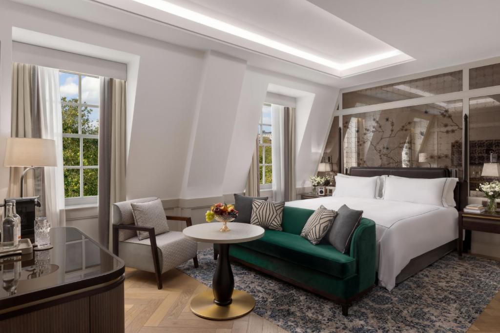Suite with Square View - Image 2