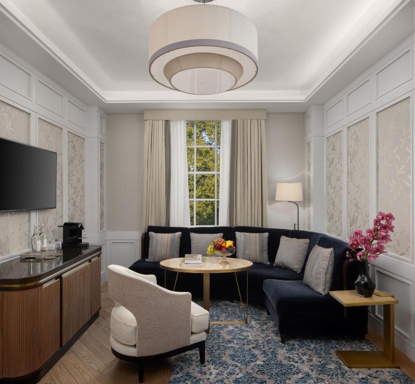 Suite with Square View - Image 3