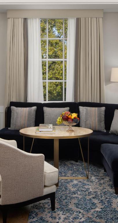 Suite with Square View - Image 4