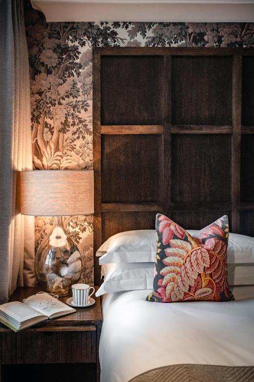 Classic King Room - Image 11