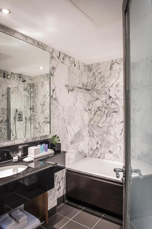 Deluxe Double Room - Image 4