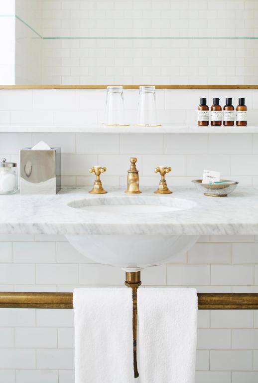 Queen Room - Image 4