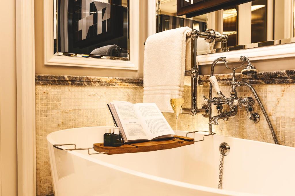 Deluxe Junior Suite - Image 2