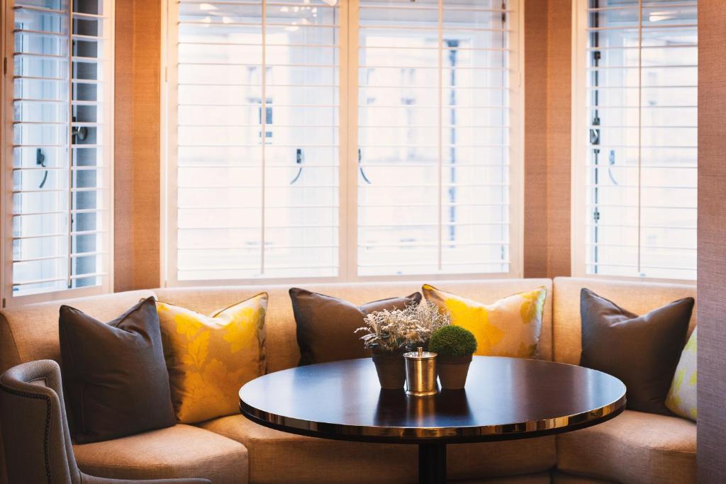 One-Bedroom Suite - Image 3