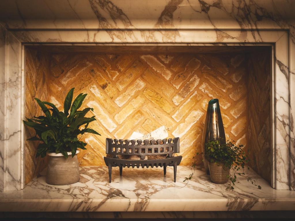 One-Bedroom Suite - Image 4