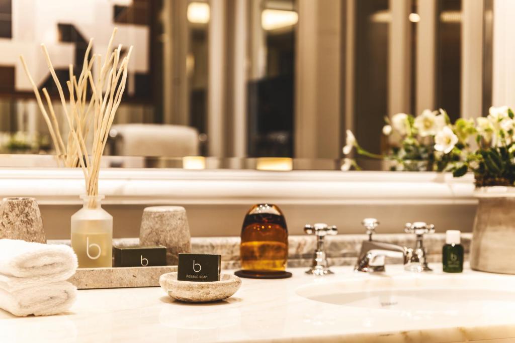 One-Bedroom Suite - Image 7