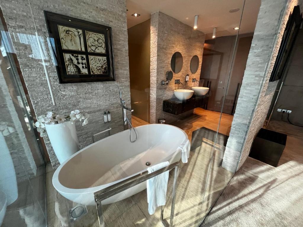 Duplex King Suite with Lounge Access - High Floor - Image 2