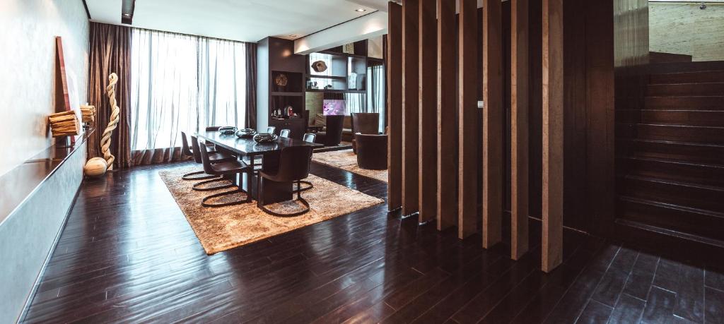 Duplex King Suite with Lounge Access - High Floor - Image 3