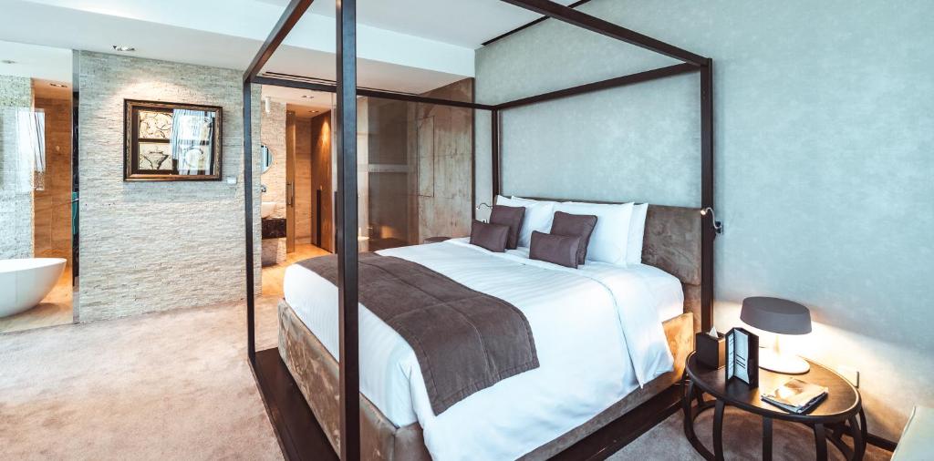 Duplex King Suite with Lounge Access - High Floor - Image 1