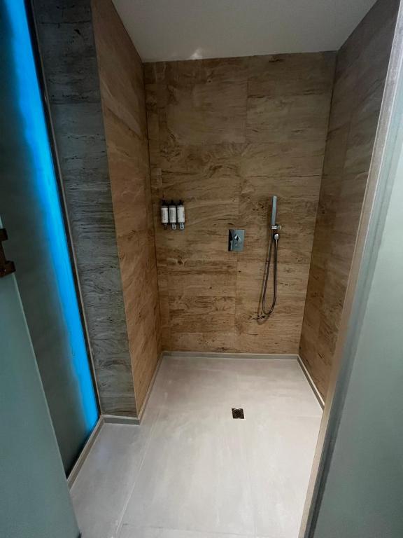 Duplex King Suite with Lounge Access - High Floor - Image 5