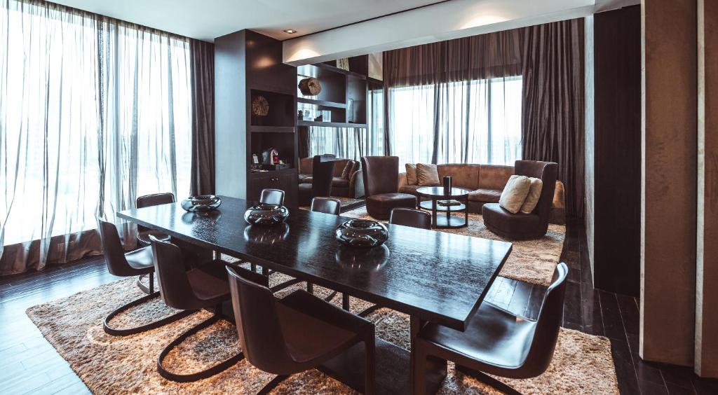 Duplex King Suite with Lounge Access - High Floor - Image 7