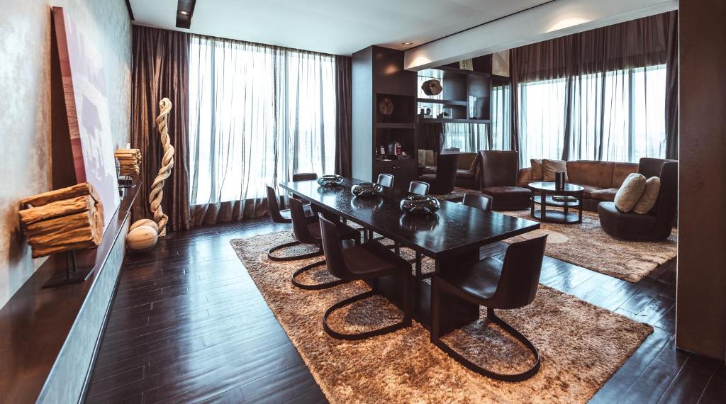 Duplex King Suite with Lounge Access - High Floor - Image 8