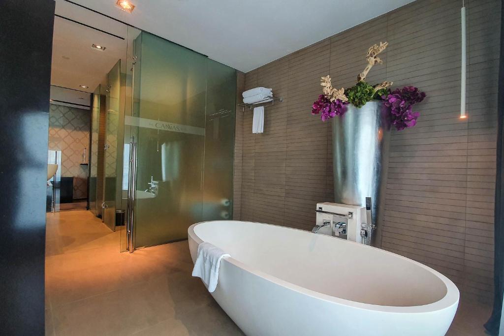 Executive King Suite with access to Executive lounge - Image 12