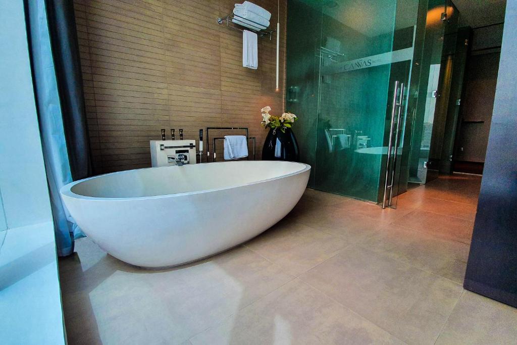 Executive King Suite with access to Executive lounge - Image 13