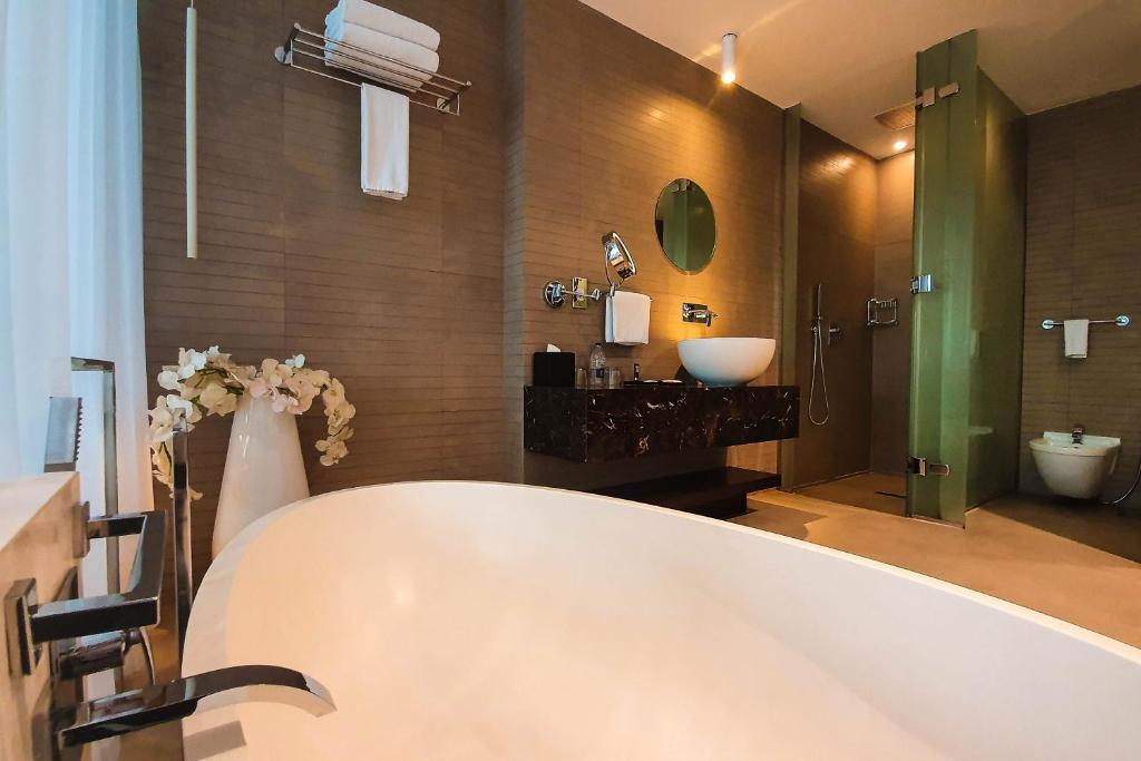 Executive King Suite with access to Executive lounge - Image 15